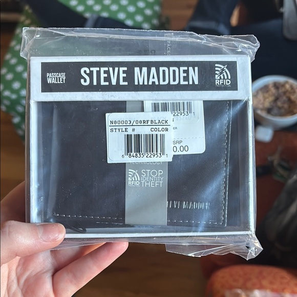 Steve Madden Black RFID Wallet - Picture 1 of 5